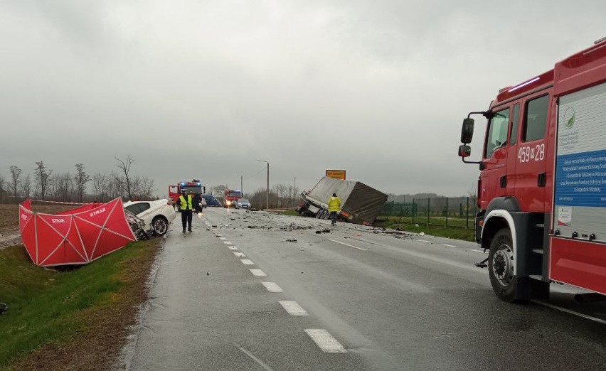 Tragiczny wypadek na drodze krajowej numer 50 pod Grójcem. Jedna osoba nie żyje