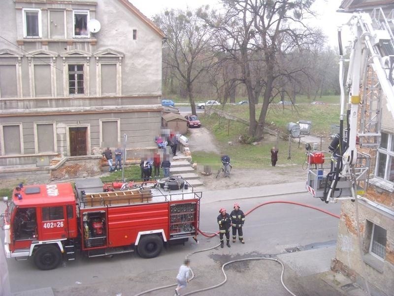 Paliło się mieszkanie na trzecim piętrze kamienicy przy...