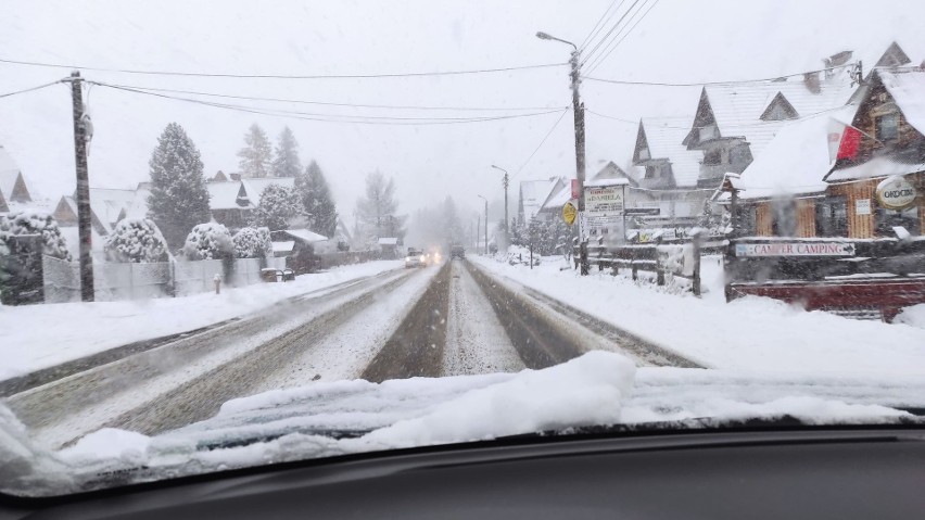 Atak zimy na Podhalu. Wypadki, stłuczki i utrudnienia na drogach. Zima znów zaskoczyła kierowców?
