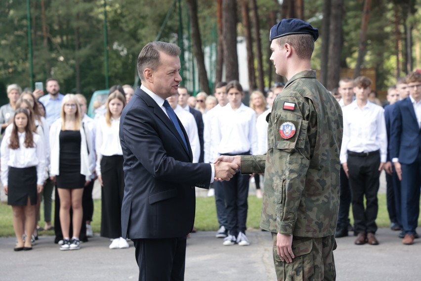 Rozpoczęcie roku szkolnego. Minister Mariusz Błaszczak zwrócił się do uczniów klas mundurowych