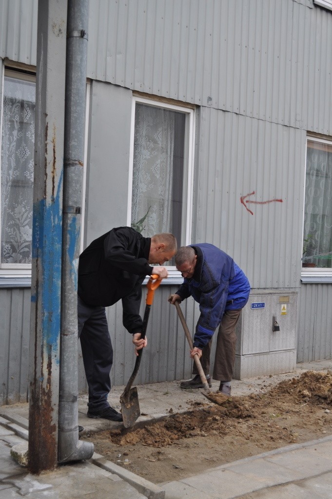 Pracownicy LPEC prowadząc w ubiegły piątek prace przy ulicy...