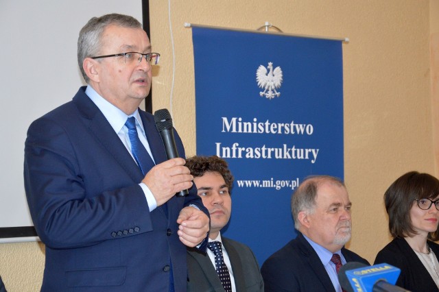 Minister infrastruktury Andrzej Adamczyk na spotkaniu z samorządowcami z powiatu stalowowolskiego w hotelu Hutnik