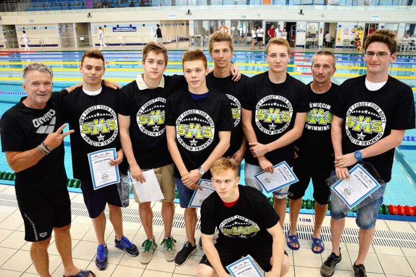 Siedmiu wspaniałych oświęcimskich pływaków z trenerami SMS;...