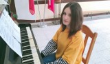 Nastolatka z Ukrainy ucząca się w szkole w Wielgusie ma duży muzyczny talent. Zaprezentowała go przy pianinie. Warto posłuchać