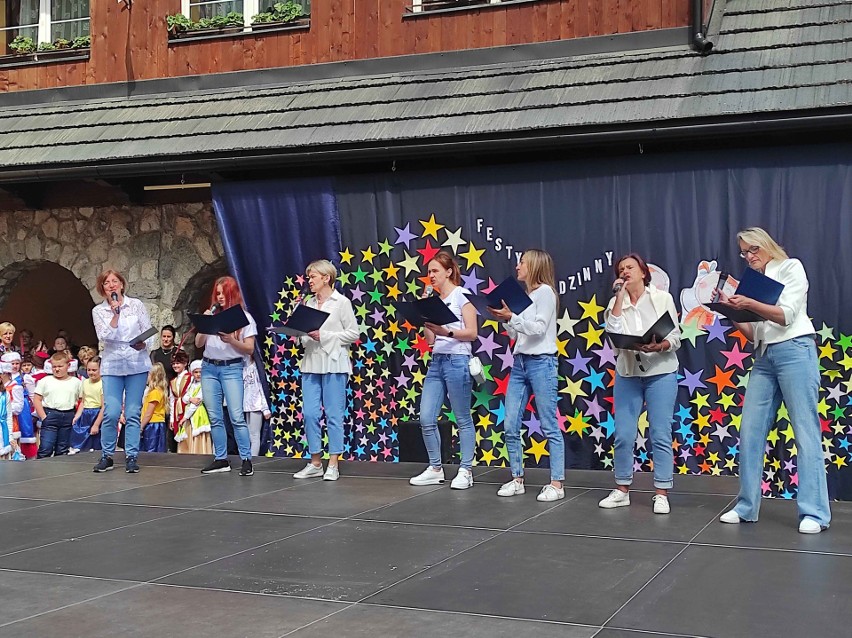 Zakopane. Rodzinna zabawa przy podstawówce nr 3. Nawet nauczycielki śpiewały, a burmistrz robił im zdjęcia 