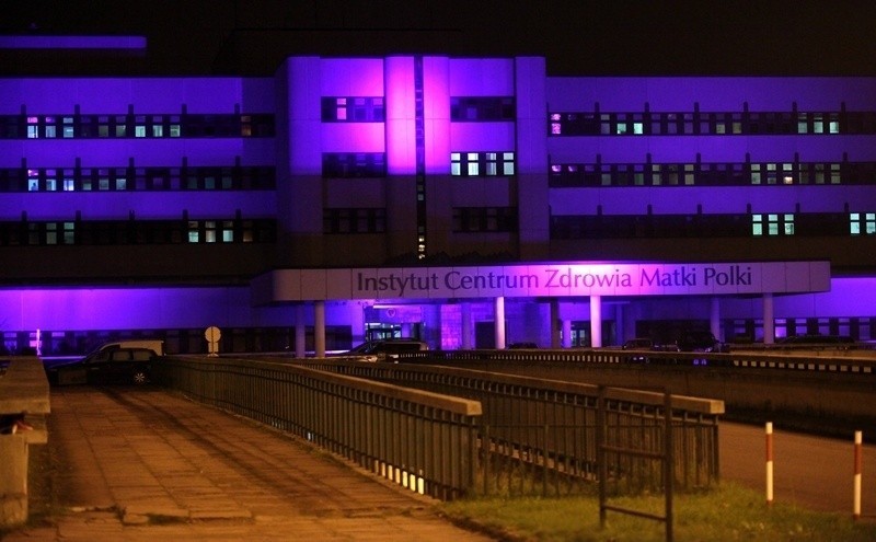 Iluminacja szpitala Instytutu Centrum Zdrowia Matki Polki z okazji Dnia Wcześniaka