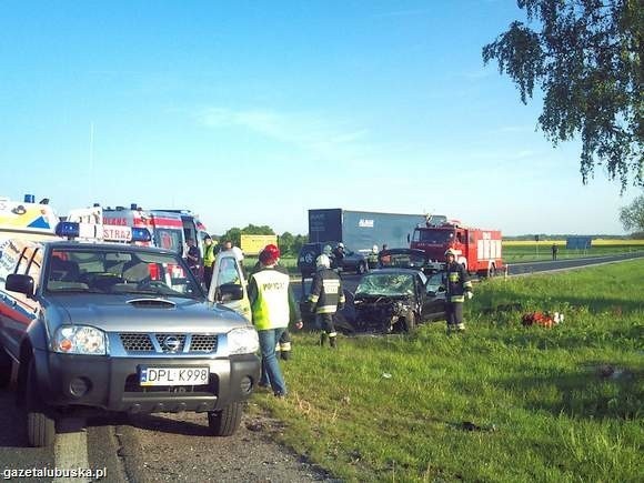 Na miejsce wypadku przyjechała policja, kilka wozów strażackich i karetek pogotowia.