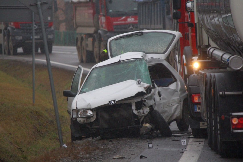 Kierowca peugeota zginął w wypadku w Nisku. Samochód osobowy wjechał pod ciężarówkę [ZDJĘCIA] 
