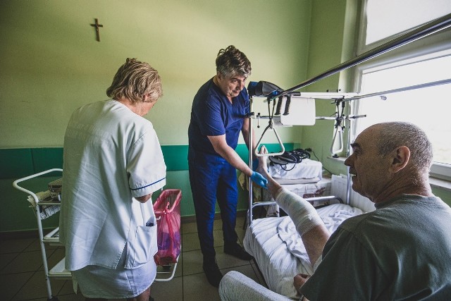 Wojciech Michalik od grudnia 2020 roku jest dyrektorem naczelnym Wojewódzkiego Szpitala Specjalistycznego nr 4 w Bytomiu, a od marca tego roku, pracuje tutaj także jako pielęgniarz. Zobacz kolejne zdjęcia. Przesuwaj zdjęcia w prawo - naciśnij strzałkę lub przycisk NASTĘPNE