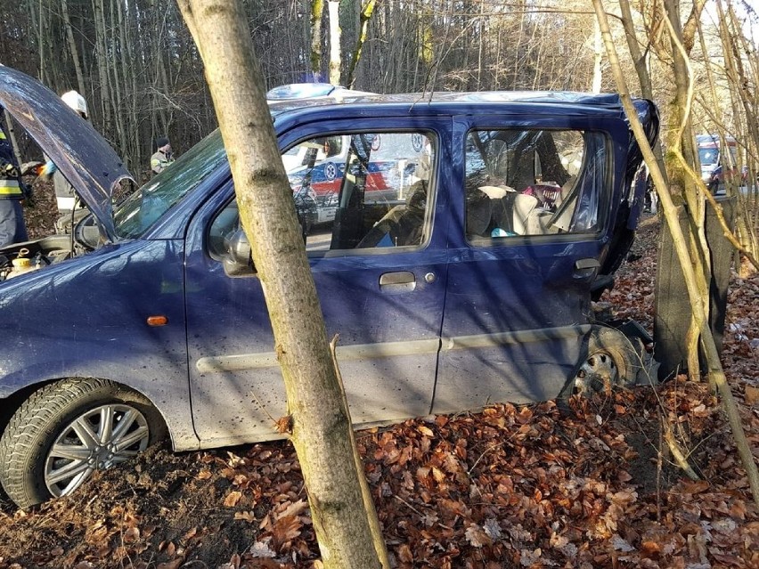 Wypadek w Sopieszynie k. Wejherowa [30.11.2019]. Zderzenie samochodu osobowego i wozu strażackiego 