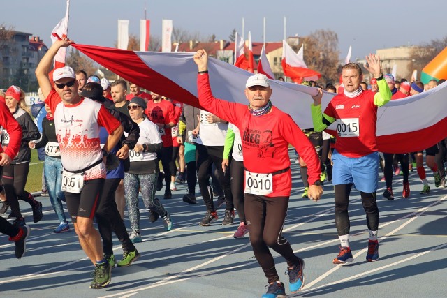 Ponad 400 osób wzięło udział w czwartek w Biegu Niepodległości. Uczestnicy przebiegli na dystansie 10 kilometrów, ulicami Radomia. Imprezę zorganizowało stowarzyszenie Biegiem Radom. Zwyciężył Stanisław Lebioda, na co dzień lekkoatleta RLTL Optimy Radom. - Świetna trasa, fajna pogoda i dlatego z radością się biegło - mówił zwycięzca na mecie. UCZESTNICZYŁEŚ W BIEGU NIEPODLEGŁOŚCI, ZNAJDŹ SIĘ NA ZDJĘCIACH ===>>>