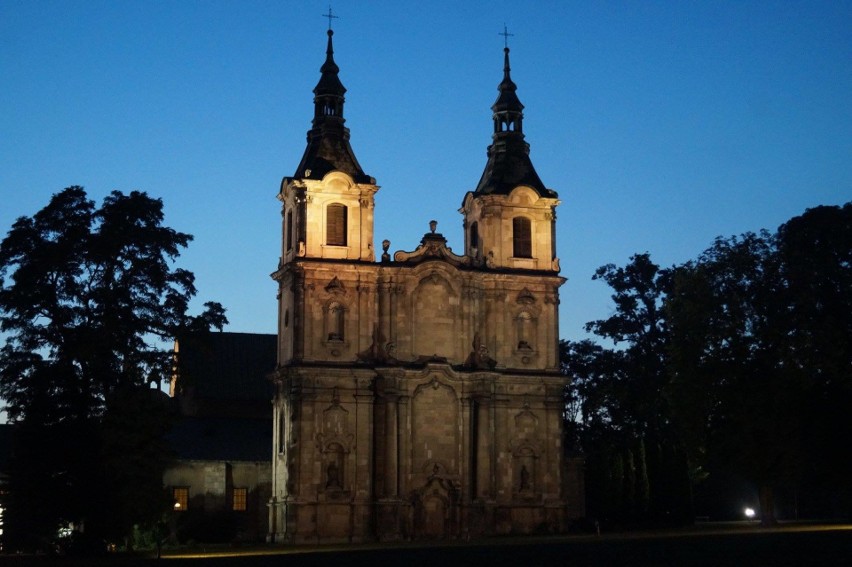 Noc muzeów w Jędrzejowie. Atrakcje proponują Cystersi, Ciuchcia Ponidzie i Przypkowscy