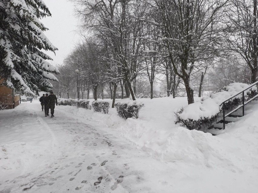 Kolejny atak zimy w regionie radomskim. Pada śnieg, dramatyczna sytuacja na drogach. Zobacz raport na bieżąco