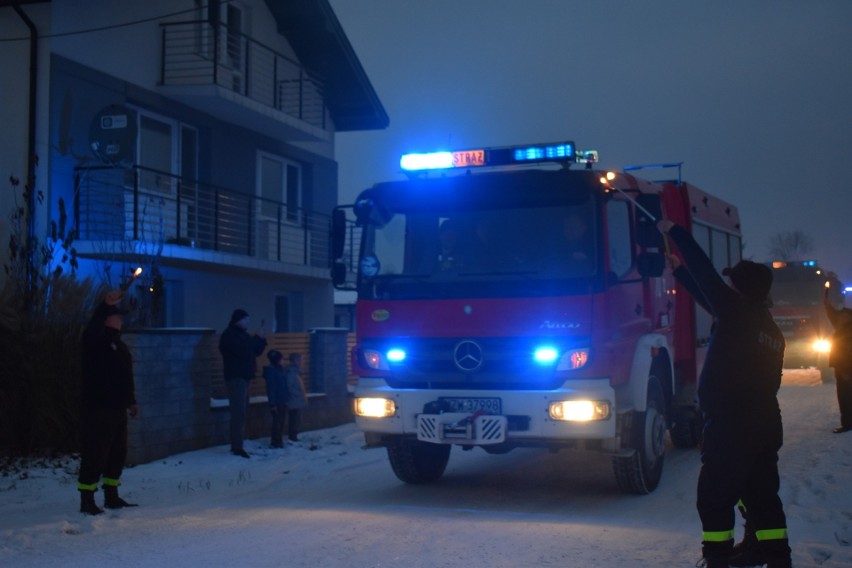 Gmina Tczów. Ochotnicza Straż Pożarna w Tynicy ma nowy wóz strażacki. Pojazd jest używany, ale sprawny. Zobacz zdjęcia