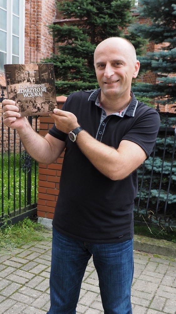 Jest już dostępna nowa książka Piotra Polechońskiego, naszego redakcyjnego kolegi, która ukazała się w ramach jego historycznego cyklu o bliższej i dalszej koszalińskiej przeszłości. Tytuł publikacji to „Koszalinianie. Zdarzyło się wczoraj”