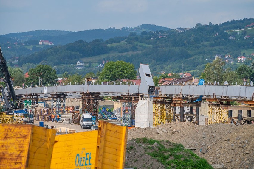 Nowy Sącz. Budowa nowego mostu heleńskiego. Połączono obydwa brzegi Dunajca [ZDJĘCIA]