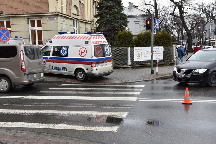 Nowy Sącz wypadek. Trzy poszkodowane osoby w zderzeniu na skrzyżowaniu ul. Zygmuntowskiej i al. Batorego [ZDJĘCIA]