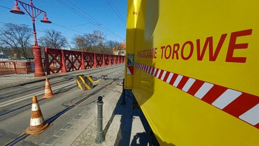 Pękła szyna torowiska tramwajowego w centrum Wrocławia. Podróż może się wydłużyć [ZDJĘCIA]