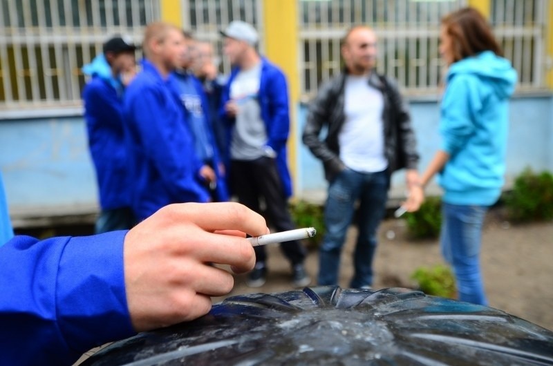 Jeden papieros wypalony na terenie szkoły może kosztować (i...