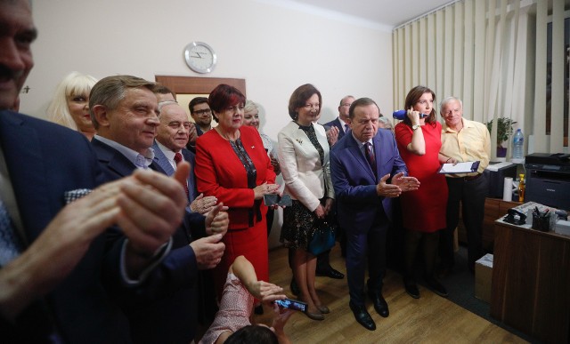 Radość w sztabie rzeszowskiego PiS po ogłoszeniu wstępnych wyników wyborów do parlamentu.