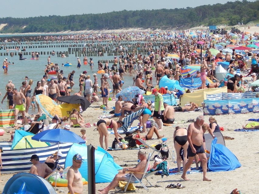 Upalna pogoda przyciągnęła tłumy plażowiczów do Ustki