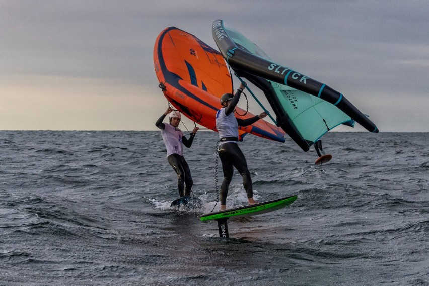 Land Rover Kite Cup 2022. Żeglarze fruwali na deskach w Jastarni. Dobra zabawa i efektowne widowisko