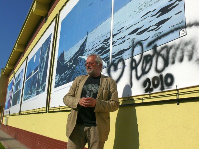 Grzegorz Rosiński przy swojej plenerowej galerii w centrum Stalowej Woli.