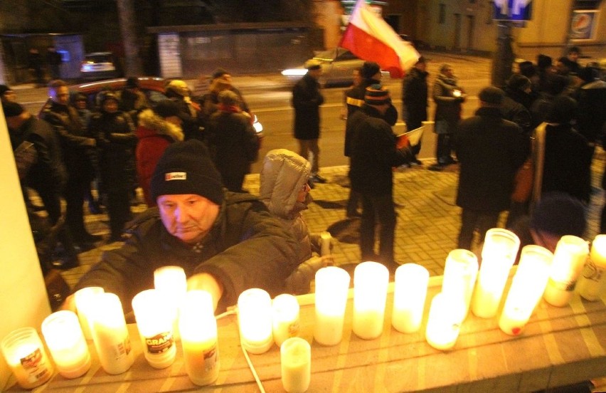 Protest w obronie niezależnego sądownictwa w Kielcach. "Łańcuch świateł - łańcuch ludzi"