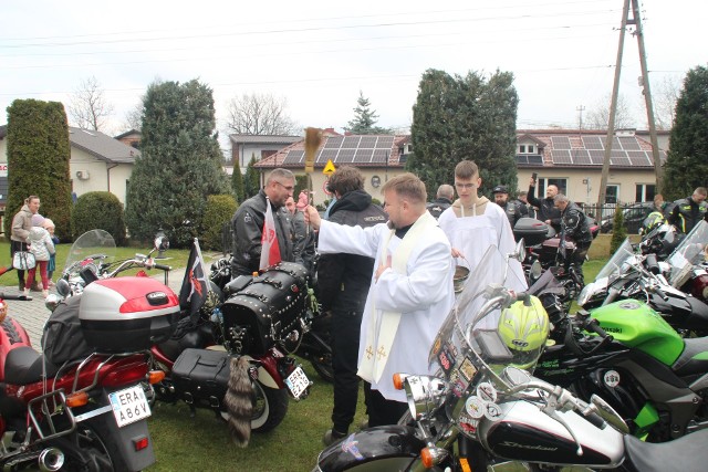 W parafii w Strzałkowie koło Radomska odbyła się Motoświęconka 2023, czyli poświęcenie pokarmów dla motocyklistów