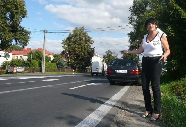 Elżbieta Kowalik, która mieszka u zbiegu Sandomierskiej i Tysiąclecia potwierdza, że brak pobocza jest bardzo niebezpieczny dla pieszych.