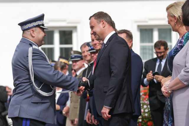 Uroczystość wręczenia nominacji generalskich w BOR i policji (na zdjęciu od lewej Daniel Kołnierowicz i Andrzej duda)