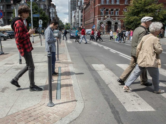 Podświetlenia krawędzi przejścia dla pieszych zamontowano na skrzyżowaniu ulic Stawowej i Mickiewicza w Katowicach.