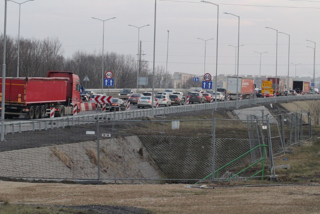 Nowa organizacja ruchu na węźle Giszowiec. Część skrzyżowania zamknięta..Zobacz kolejne zdjęcia. Przesuwaj zdjęcia w prawo - naciśnij strzałkę lub przycisk NASTĘPNE