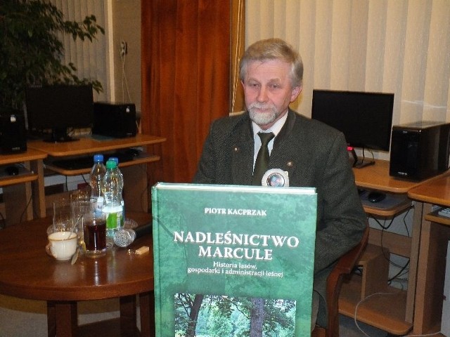 Piotr Kacprzak ze swoją książką