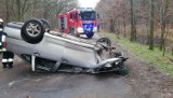 LUBISZYN-BRZEŹNO. Samochód osobowy wypadł z drogi, uderzył w drzewo i dachował. Kiedy na miejsce dotarły służby, kierowcy nie było