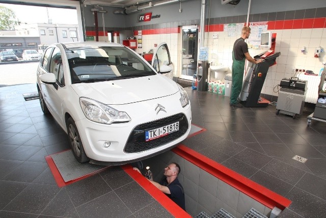 Ministerstwo Infrastruktury chce jeszcze bardziej uszczelnić system związany z obowiązkowym przeglądem technicznym pojazdu. Obecnie pracuje nad nowelizacją przepisów związanych z przeglądami, jedną z największych zmian, będzie konieczność sfotografowania auta podczas przeglądu. Fot. Dawid Łukasik