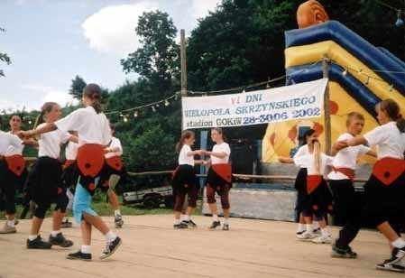 Tańczy  grupa taneczna "Tornado" z Wielopola Skrzyńskiego.