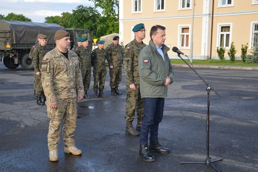 Minister Obrony Narodowej Mariusz Błaszczak w garnizonie w Nisku odebrał meldunek o pomocy wojska w rejonach zagrożonych powodzią