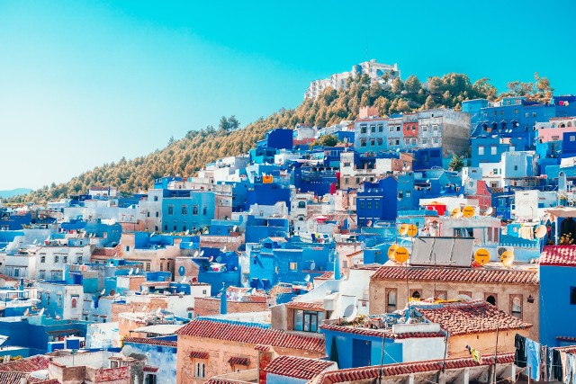 Ceny wycieczek do krajów egzotycznych na wakacje 2022 wzrosły między końcem grudnia o początkiem stycznia. Na zdjęciu bł,ekitne miasteczko Chefchaouen w Maroku.