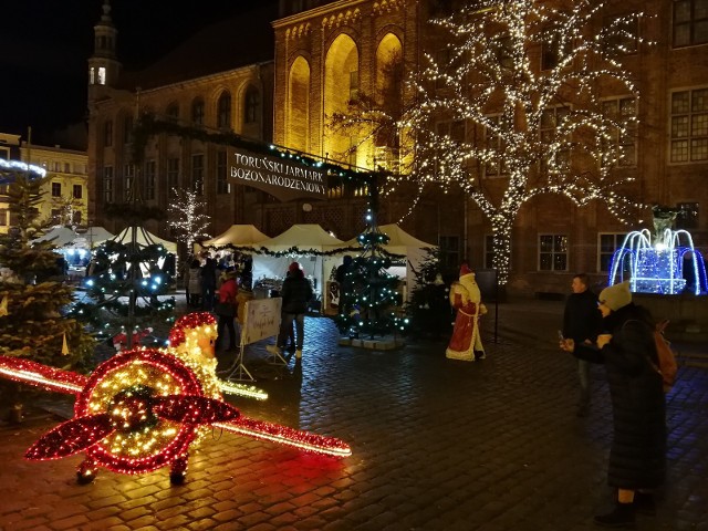 W Toruniu można już poczuć magię świąt – dzięki Jarmarkowi Bożonarodzeniowemu i świątecznym iluminacjom na starówce. Zobaczcie jak wygląda oświetlone Stare Miasto.