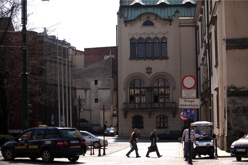 Kraków. W związku z podwyżką opłat w strefie żądają likwidacji przywilejów dla urzędników i radnych