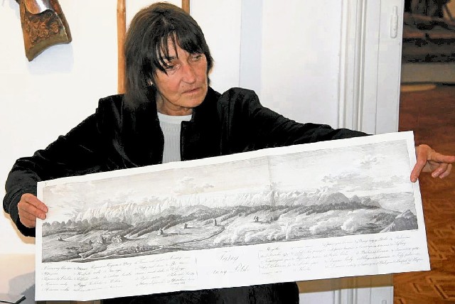 Teresa Jabłońska prezentuje mapę Tatr autorstwa Stanisława Staszica z XIX wieku