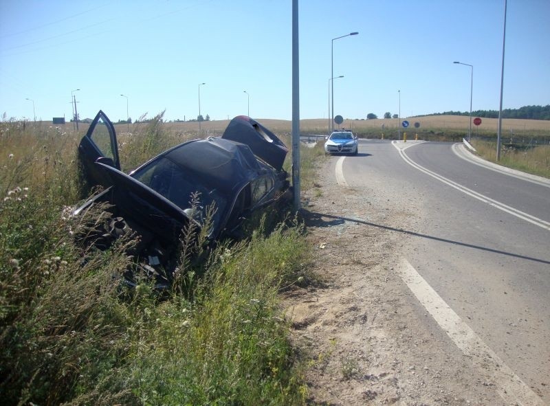 Olecko - Kukowo. Kia uderzyła w latarnię i dachowała. Dwie osoby ranne, w tym 5-latka (zdjęcia)