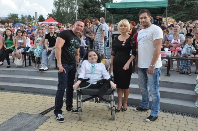 Wzruszające spotkanie niepełnosprawnej Kasi Gębskiej z ukochanym zespołem Verba, który na święto miasta zaprosiła burmistrz Dorota Łukomska.