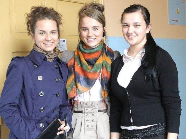 - Do egzaminów staramy się podchodzić na luzie, ale nie zawsze się to udaje - Marta Otręba (od lewej), Monika Otręba i Katarzyna Grabowska mówiły przed testem z chemii