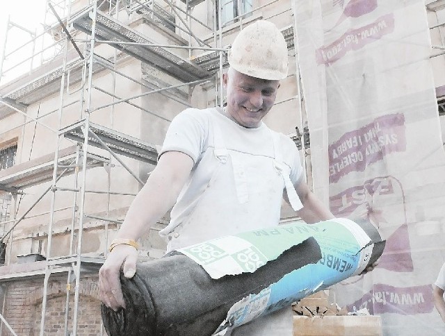 Krzysztof Mical z firmy Saba, remontują zabytkowy Dom Kolejarza (fot. Mariusz Kapała)