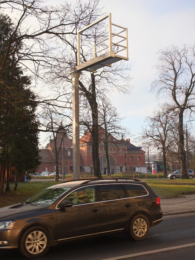 Na razie na ulicy 1 Maja stoi tajemniczy słup.