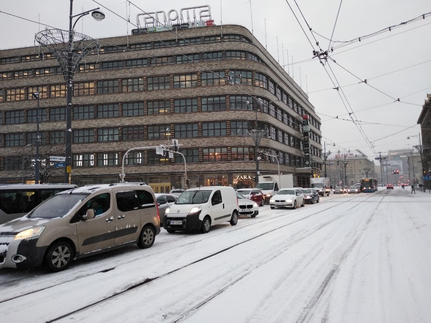 Wrocław zaskoczony zimą. Ulice i chodniki jak lodowisko (ZDJĘCIA)