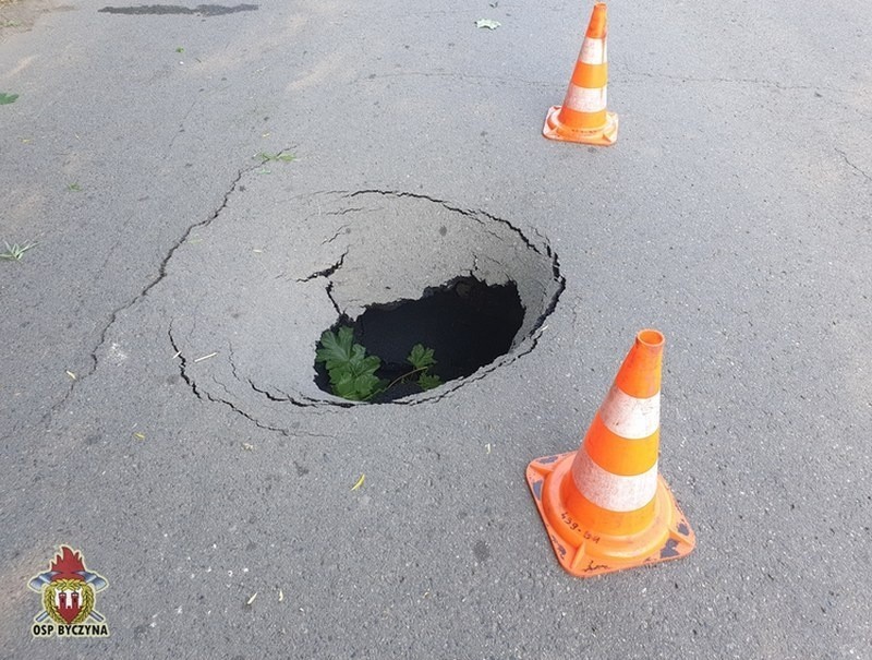 Wielka dziura na drodze powiatowej w Proślicach