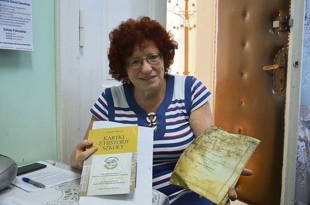 Dyrektorka Zespołu Szkół Janina Nowacka zadbała, aby dokumenty z 1912 r. trafiły w dobre ręce archiwistów toruńskich